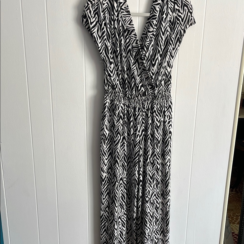 Black & White Printed V-Neck Women's jumpsuit